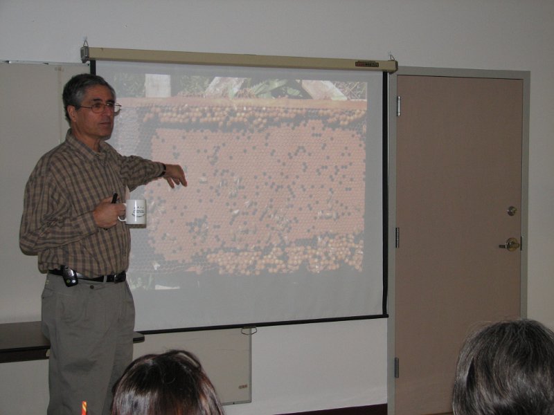 beecourse_day1 016.JPG - Mike covers the biology of the European honey bee